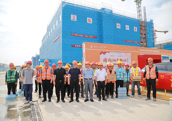 盛夏送清凉 关怀沁人心——多级工会高温慰问活动走进足球外围软件平台工地